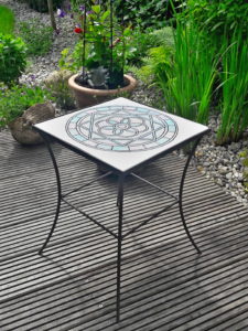 Kovový zahradní stoleček s keramickou ručně vyráběnou deskou